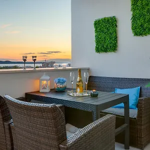 https://stella-maris-balcony-sea-view-garage-bbq.hotelinzadar.com